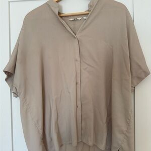Uniqlo Taupe Short-Sleeve Button-Front Blouse